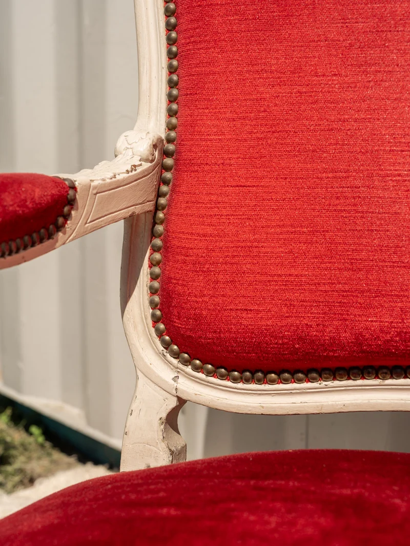 Ernest, le fauteuil en tissu rouge et bois N°1519