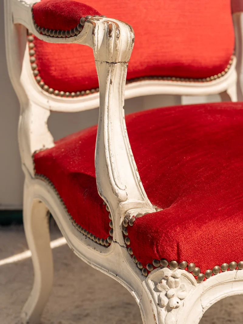 Ernest, le fauteuil en tissu rouge et bois N°1519