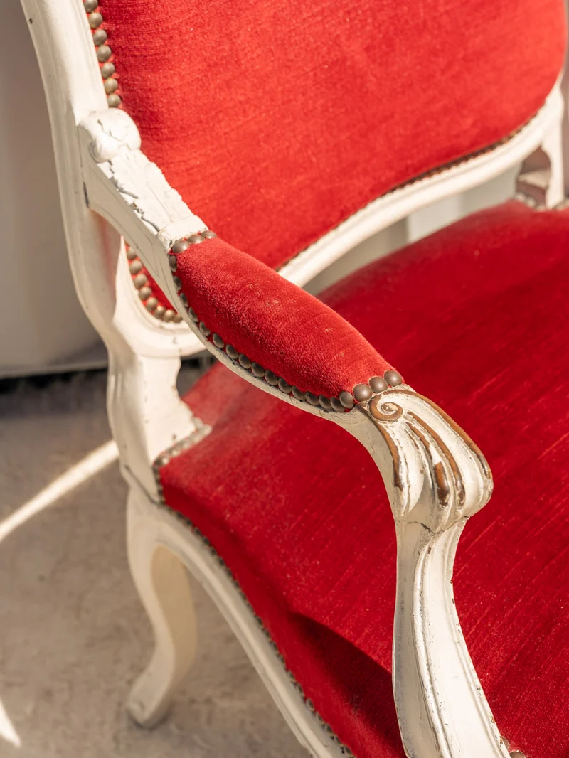 Ernest, le fauteuil en tissu rouge et bois N°1519