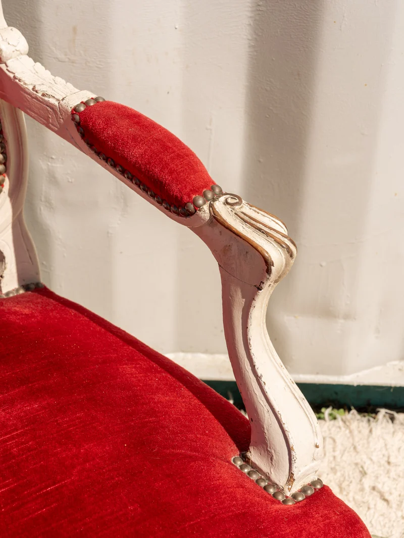 Ernest, le fauteuil en tissu rouge et bois N°1519