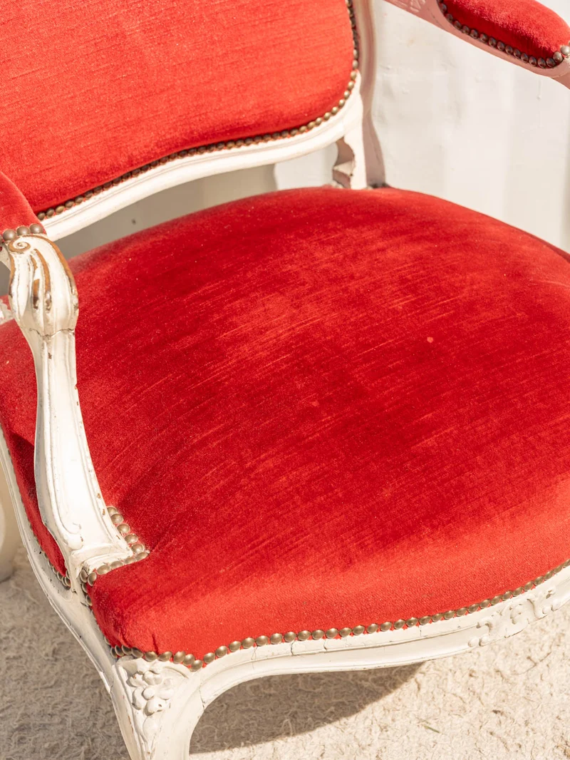 Ernest, le fauteuil en tissu rouge et bois N°1519