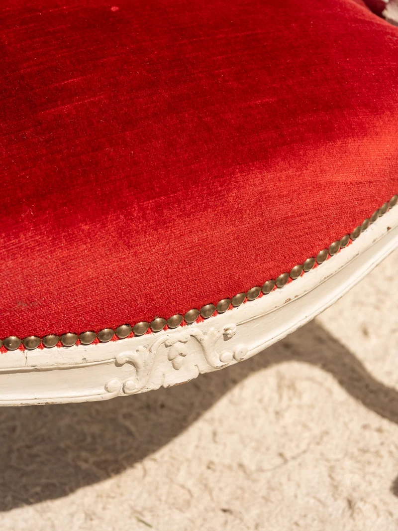 Ernest, le fauteuil en tissu rouge et bois N°1519