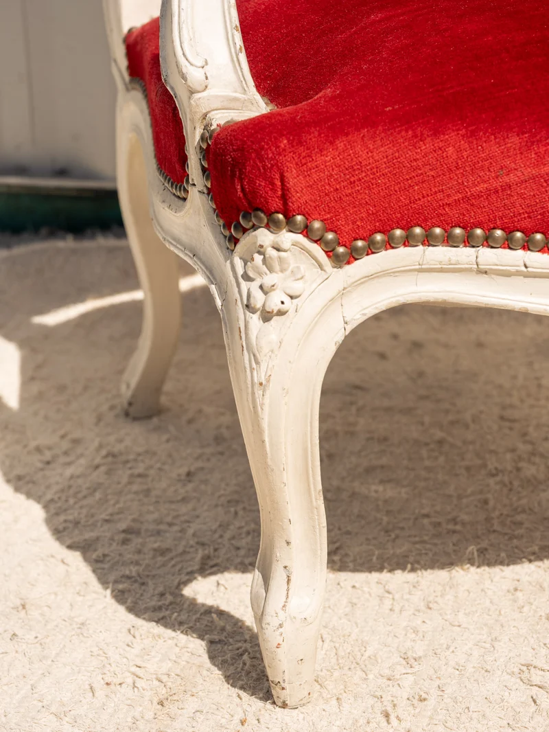 Ernest, le fauteuil en tissu rouge et bois N°1519