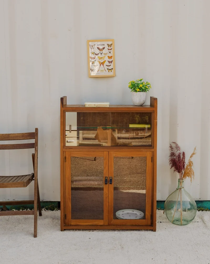 Victoria, la petite vitrine en bois N°1308