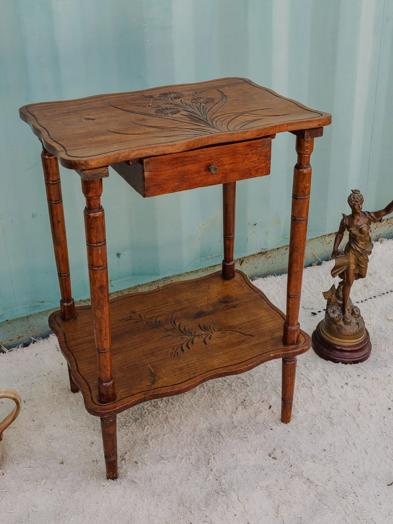 Francine, la table d'appoint en bois N°1469