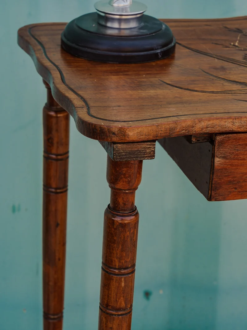 Francine, la table d'appoint en bois N°1469