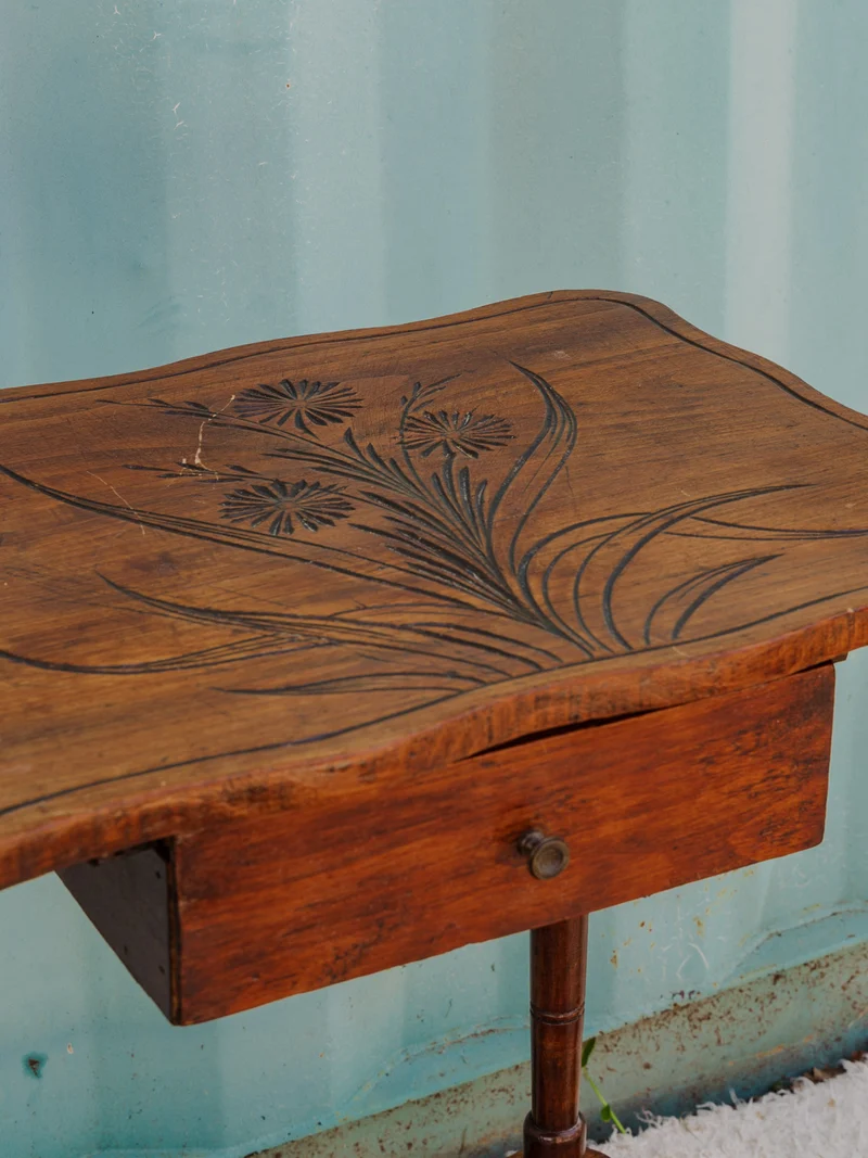 Francine, la table d'appoint en bois N°1469