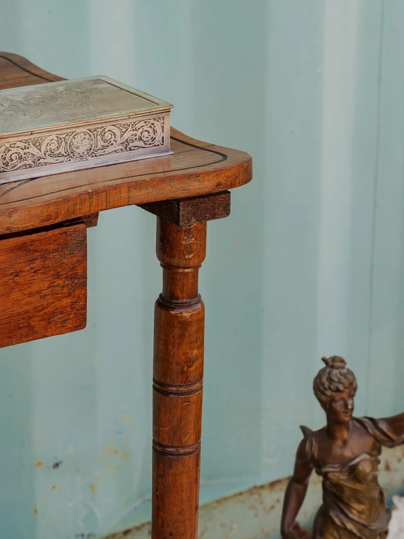 Francine, la table d'appoint en bois N°1469