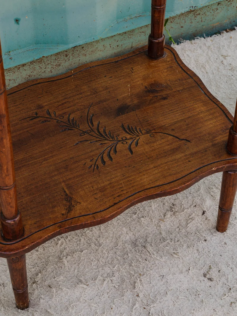 Francine, la table d'appoint en bois N°1469
