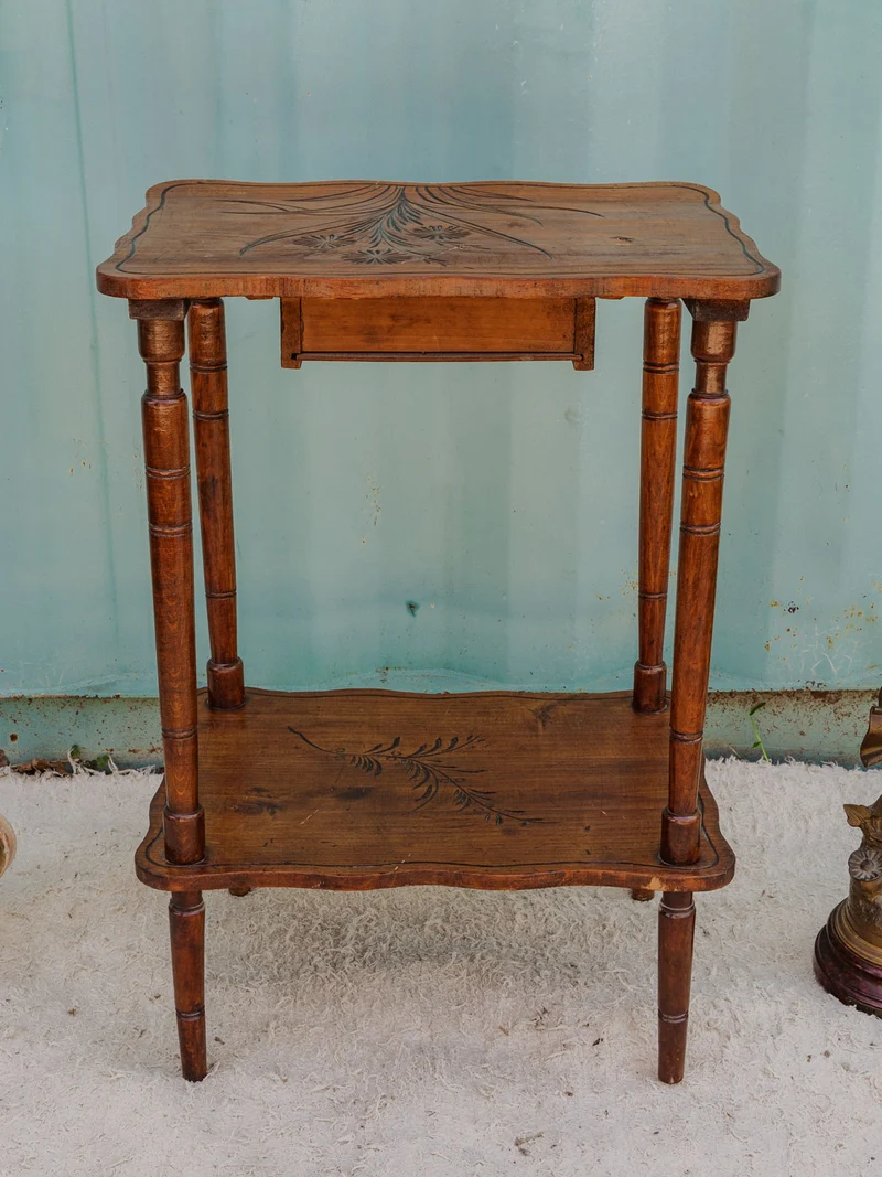 Francine, la table d'appoint en bois N°1469