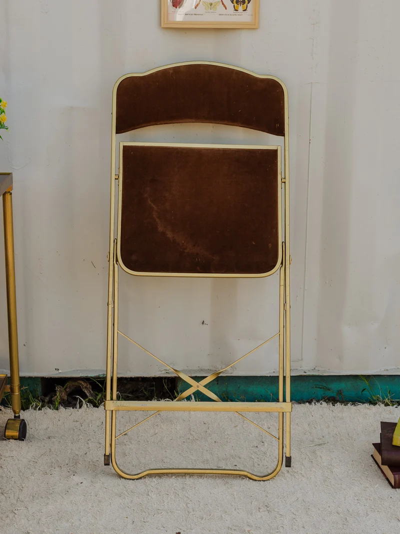 Alma, la chaise en métal doré et velours marron N°1828