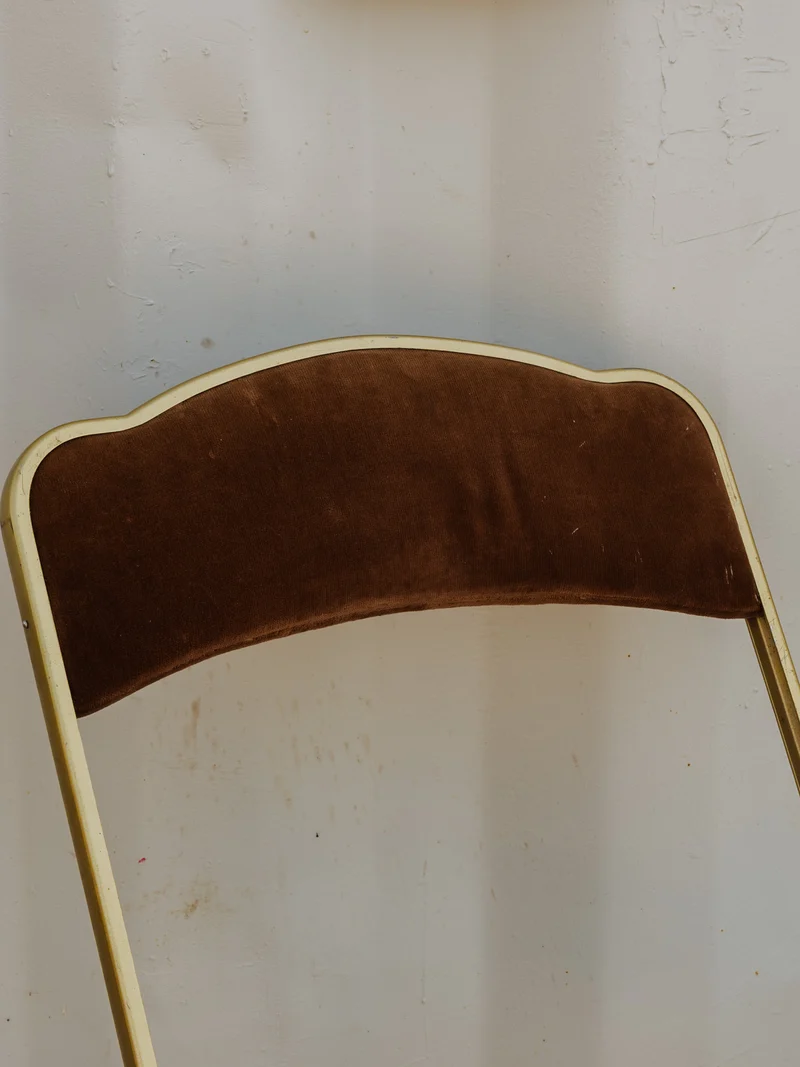 Alma, la chaise en métal doré et velours marron N°1828