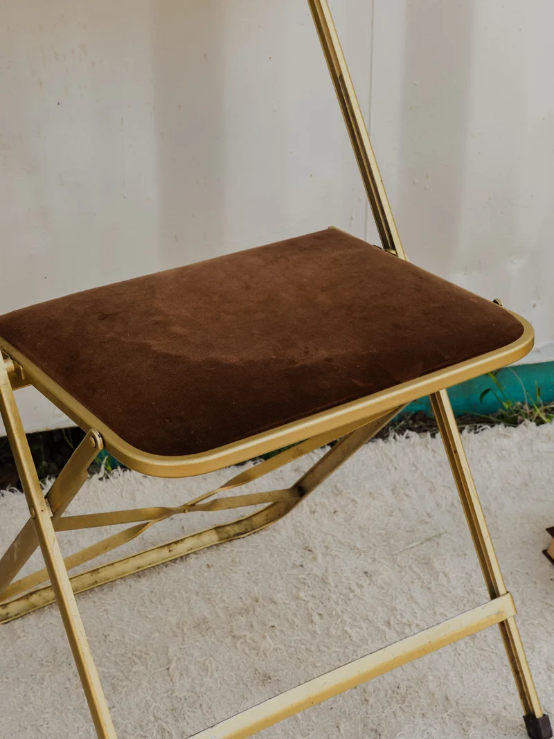 Alma, la chaise en métal doré et velours marron N°1828