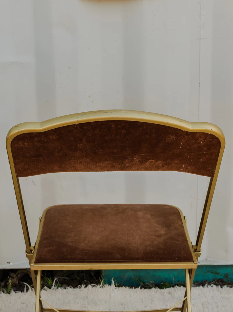 Alma, la chaise en métal doré et velours marron N°1828