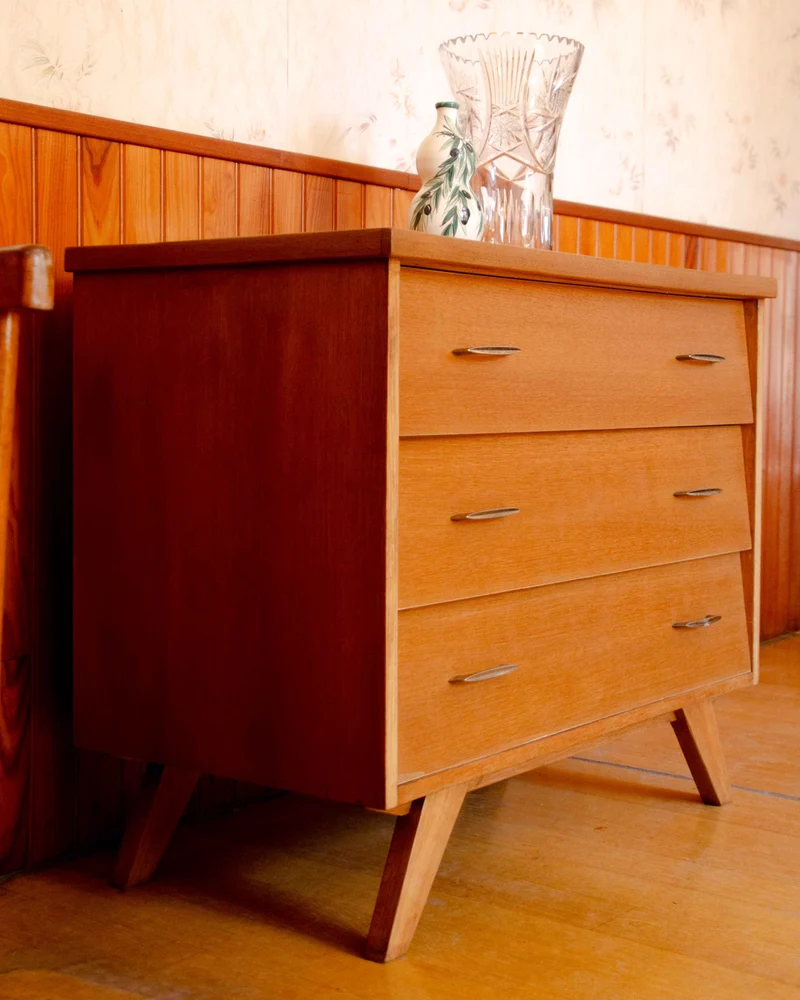Olga, la commode en chêne et laiton N°701
