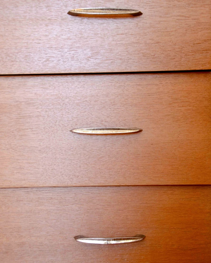 Olga, la commode en chêne et laiton N°701