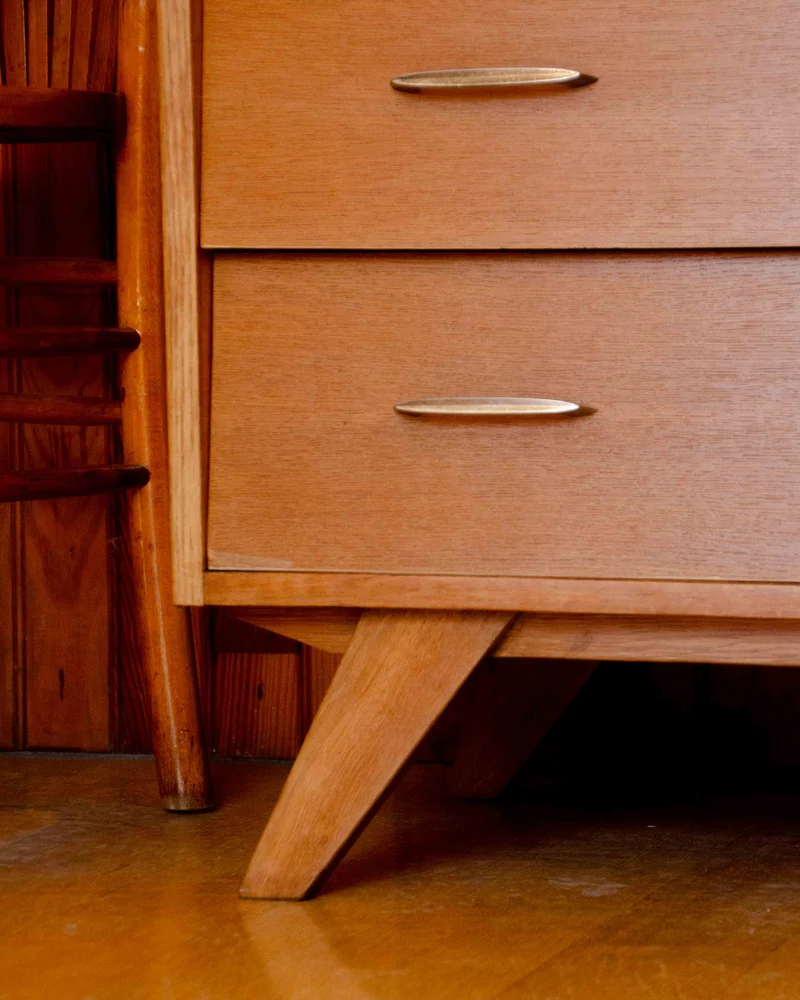 Olga, la commode en chêne et laiton N°701
