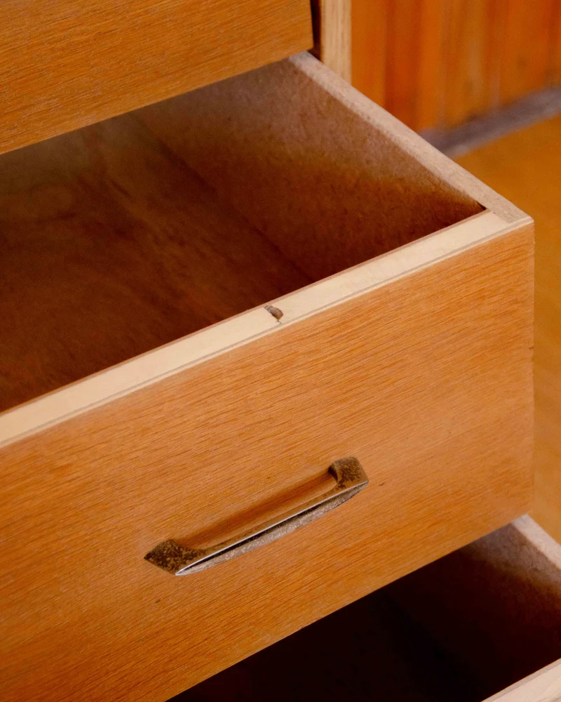 Olga, la commode en chêne et laiton N°701