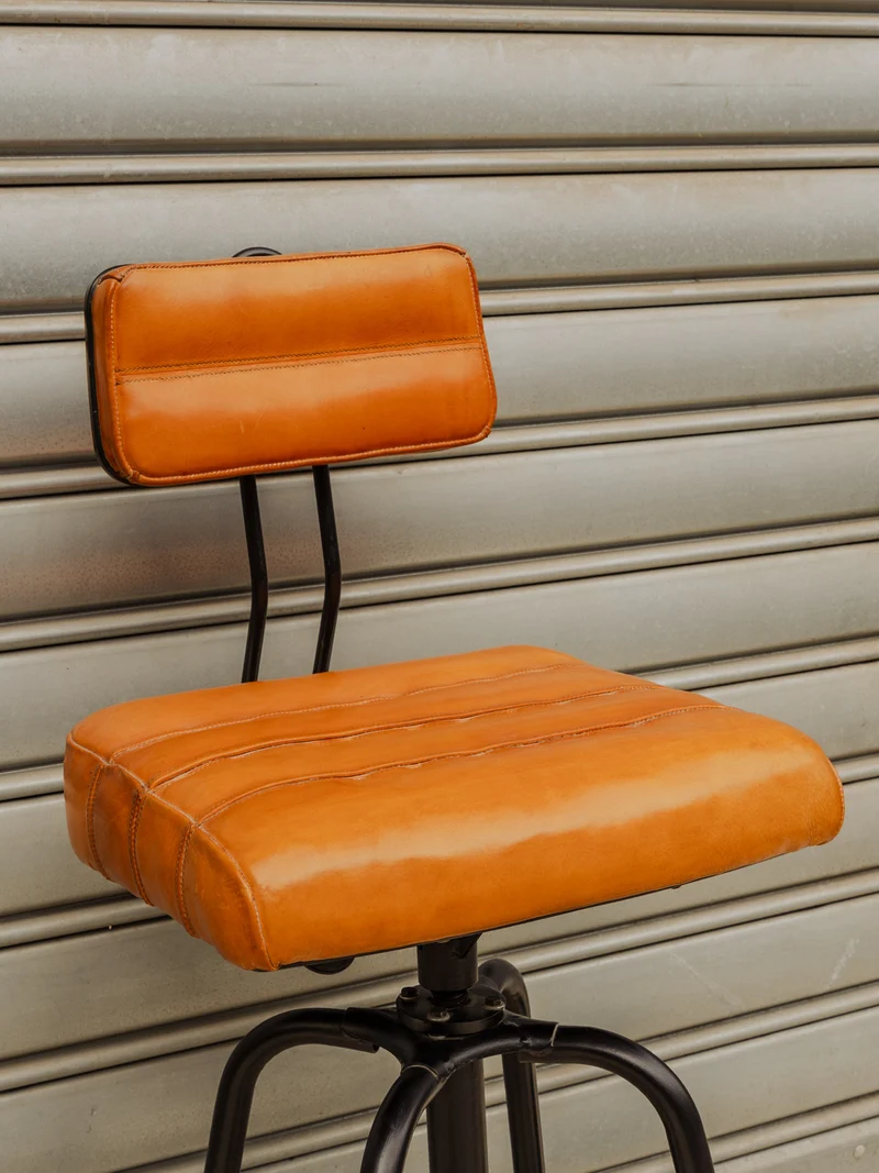 Alma, la chaise haute en cuir et métal noir N°1805
