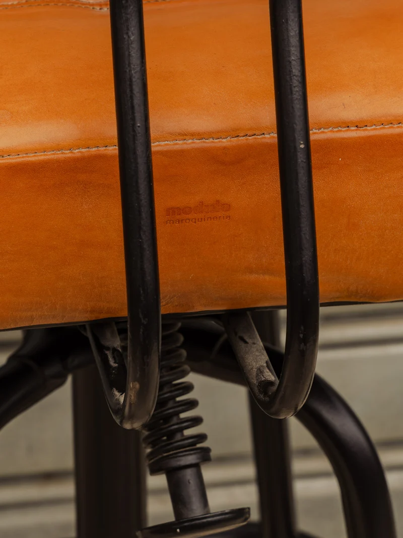 Alma, la chaise haute en cuir et métal noir N°1805