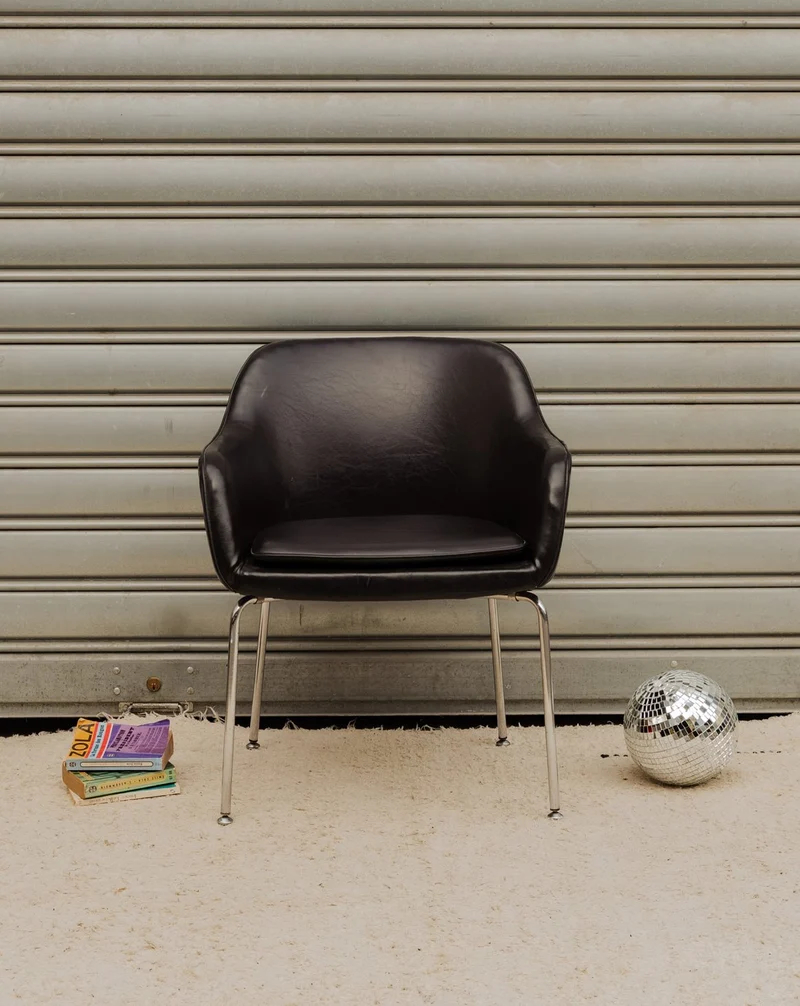 Jakob, le fauteuil en cuir noir et chromé N°1331