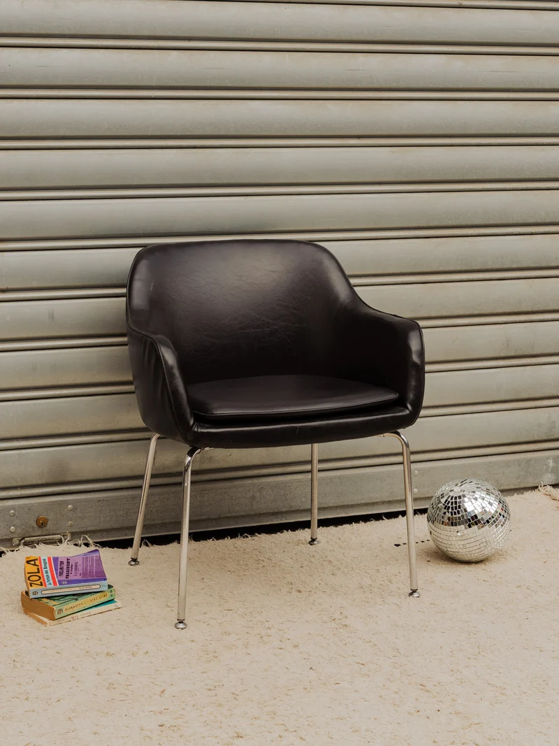 Jakob, le fauteuil en cuir noir et chromé N°1331