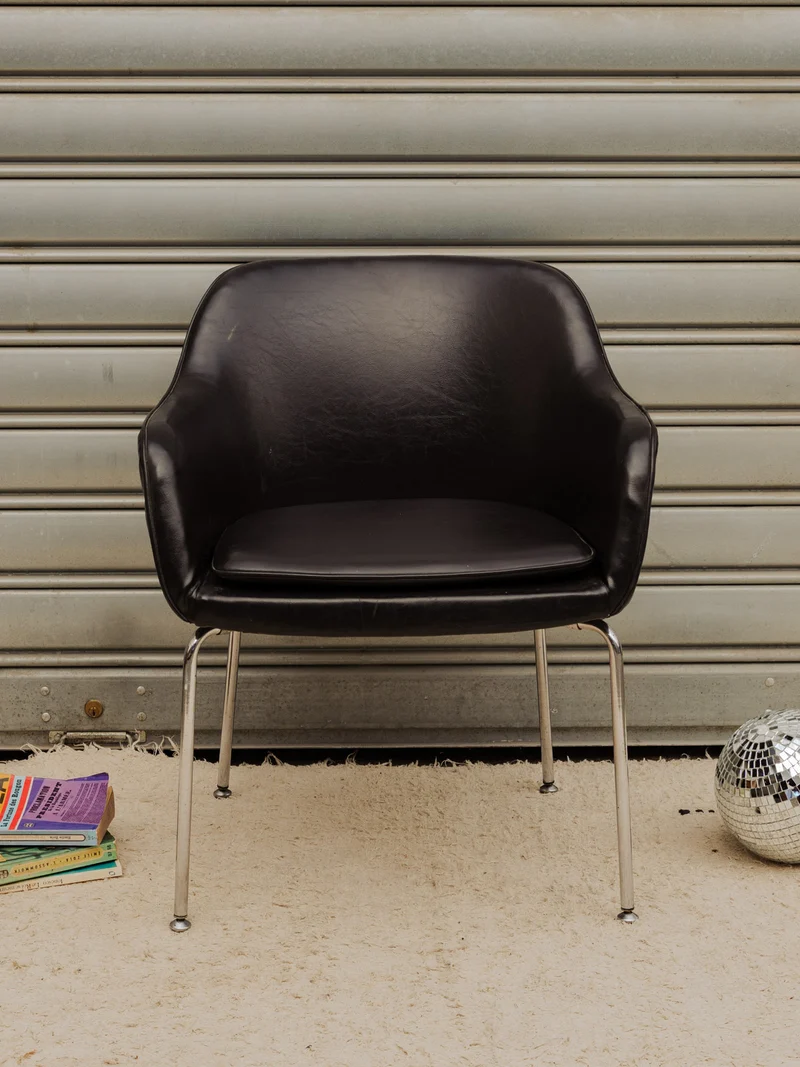 Jakob, le fauteuil en cuir noir et chromé N°1331