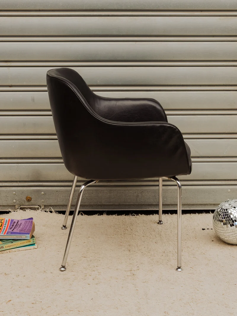 Jakob, le fauteuil en cuir noir et chromé N°1331