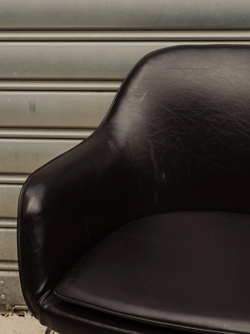 Jakob, le fauteuil en cuir noir et chromé N°1331