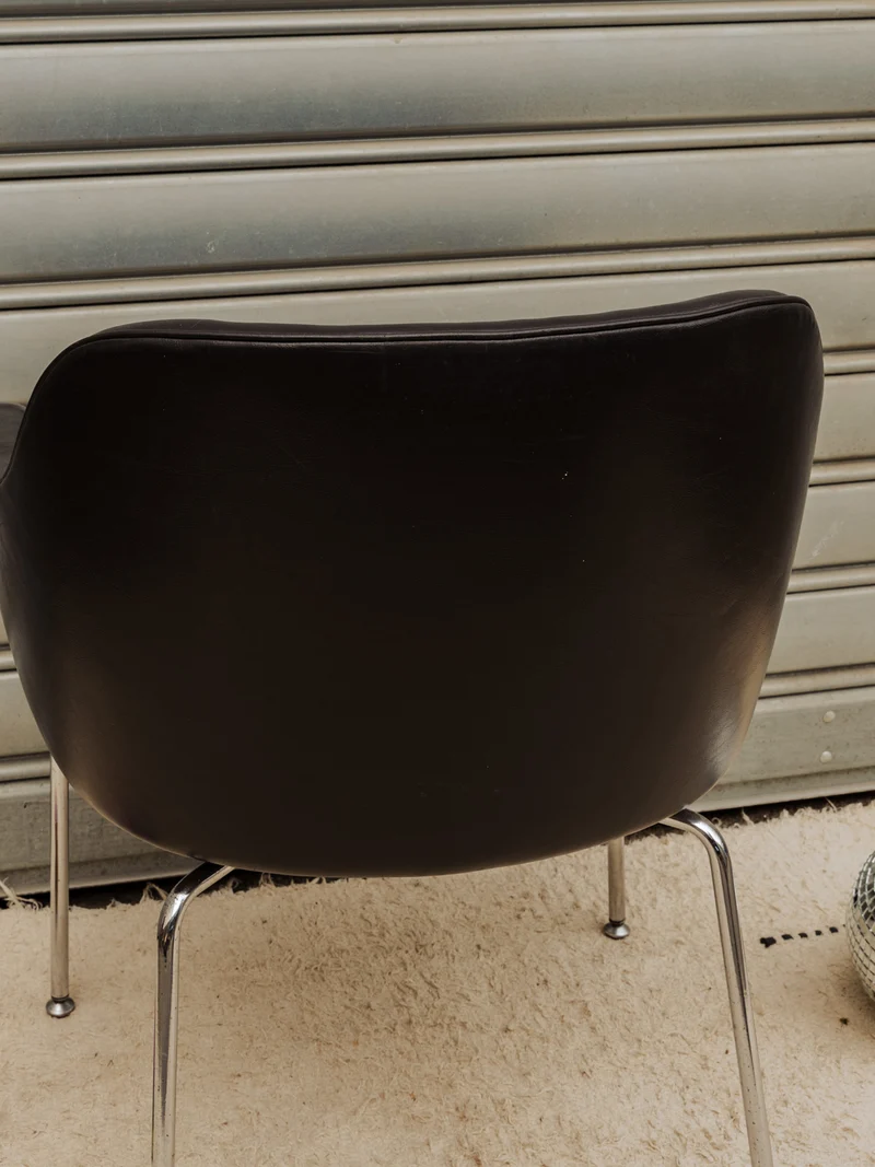 Jakob, le fauteuil en cuir noir et chromé N°1331