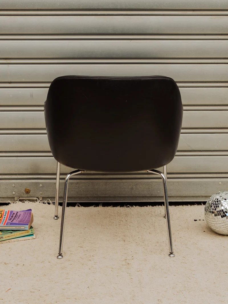 Jakob, le fauteuil en cuir noir et chromé N°1331