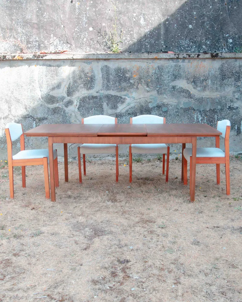 Karla, la table à manger en teck années 60 N°1228