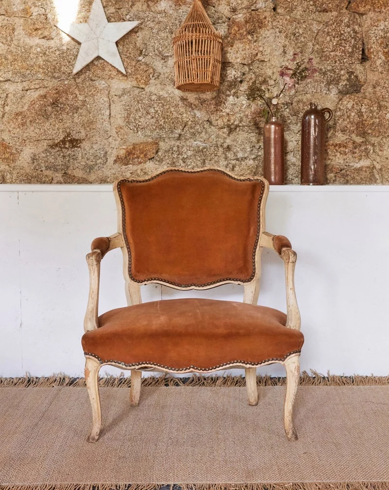 Ernest, le fauteuil voltaire en bois patiné N°821