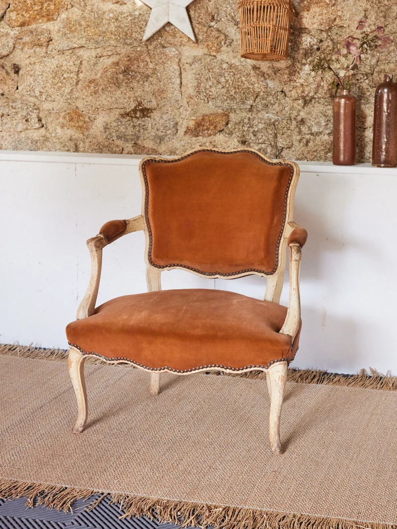 Ernest, le fauteuil voltaire en bois patiné N°821