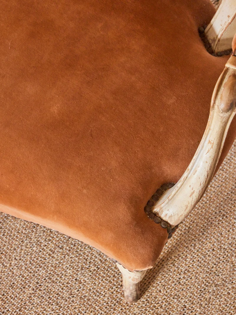 Ernest, le fauteuil voltaire en bois patiné N°821
