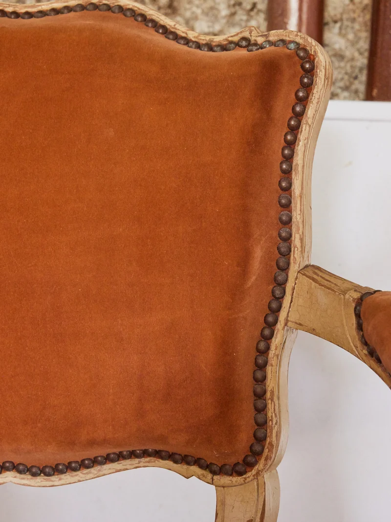 Ernest, le fauteuil voltaire en bois patiné N°821