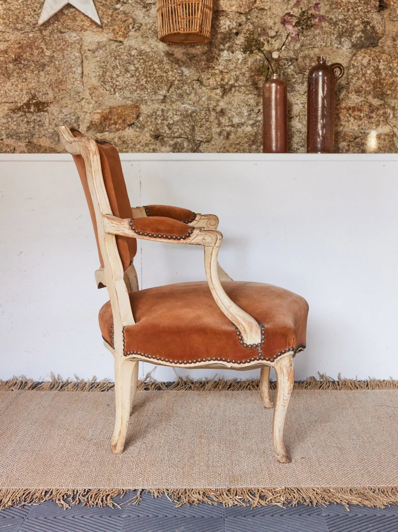 Ernest, le fauteuil voltaire en bois patiné N°821