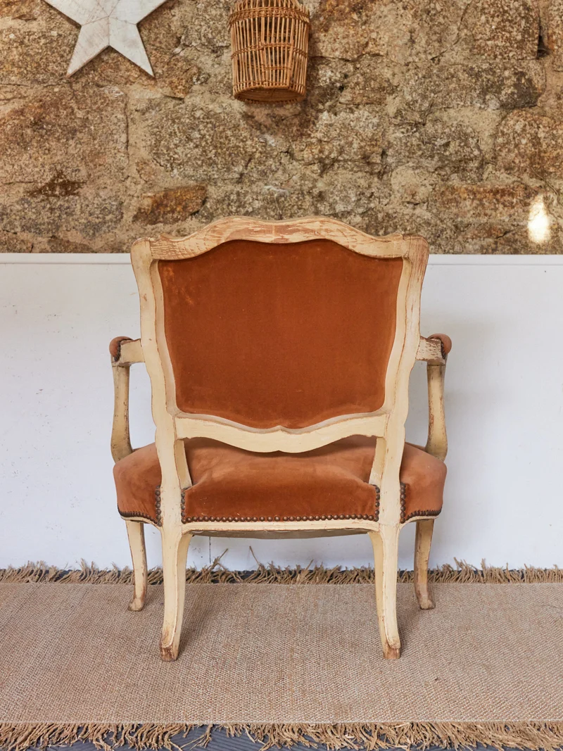 Ernest, le fauteuil voltaire en bois patiné N°821