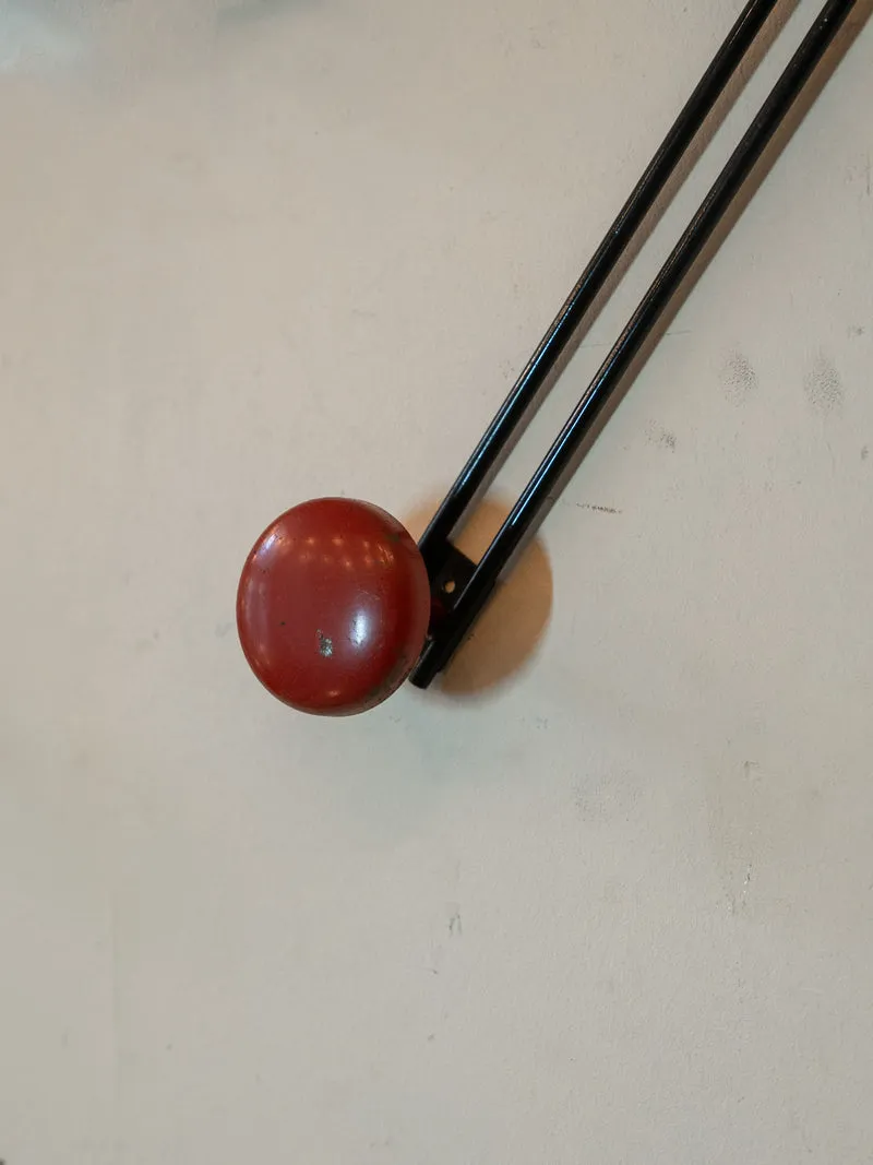 Max, la patère murale en métal rouge et noir N°419