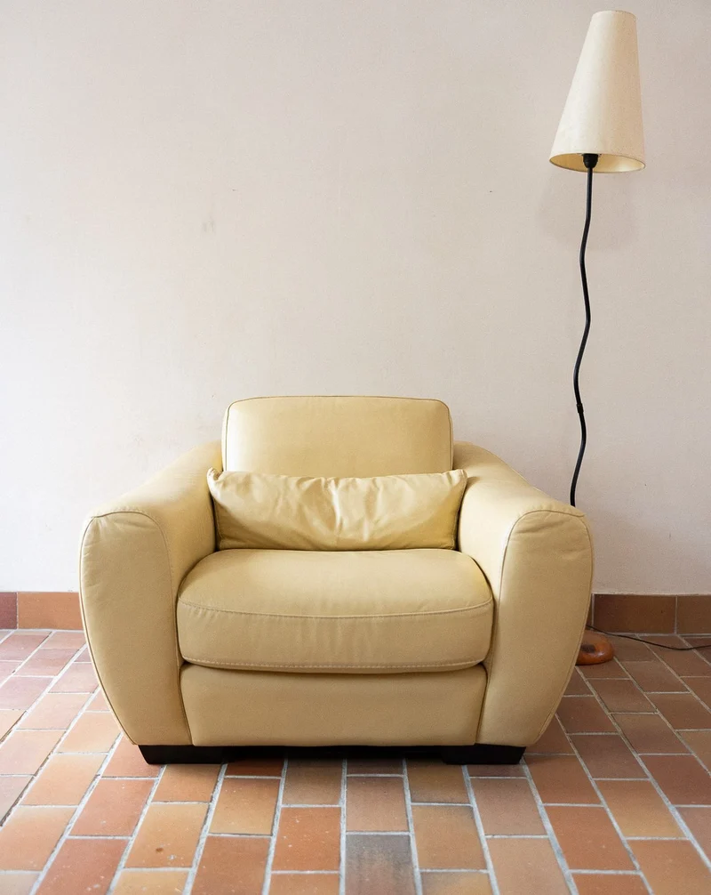 Jakob, le fauteuil jaune beurre N°1327