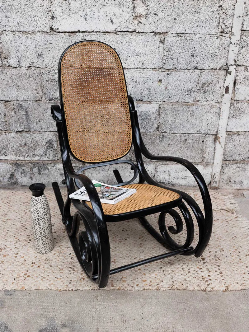 Alibert, le rocking-chair en cannage N°92