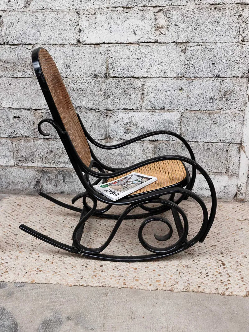 Alibert, le rocking-chair en cannage N°92