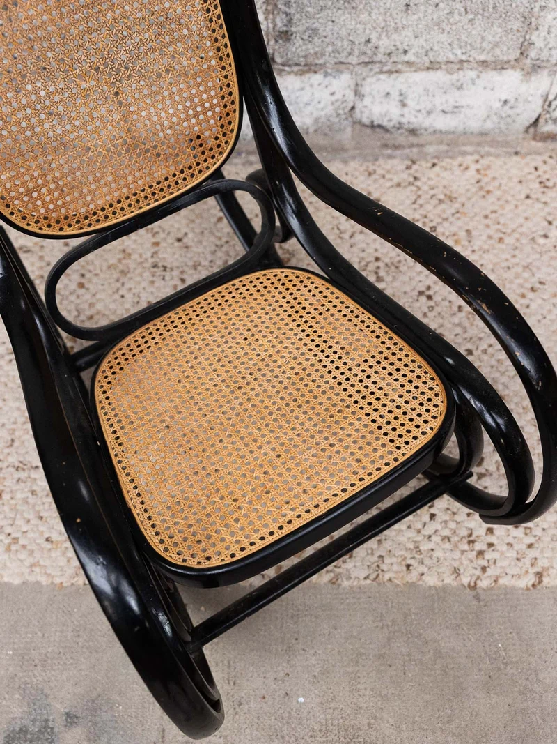 Alibert, le rocking-chair en cannage N°92