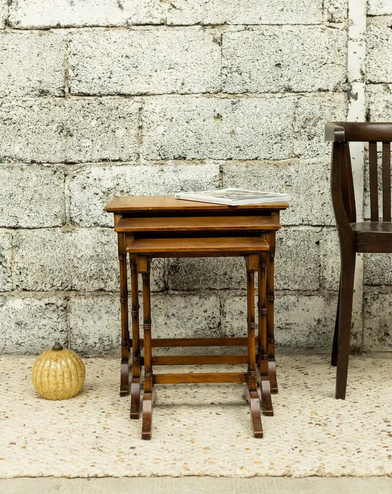 Barbara, la table gigogne aux pieds en bois tourné N°182