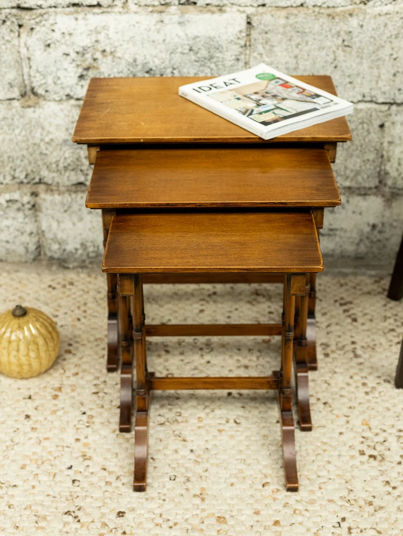 Barbara, la table gigogne aux pieds en bois tourné N°182