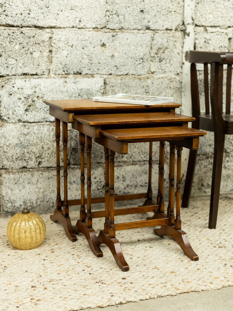 Barbara, la table gigogne aux pieds en bois tourné N°182