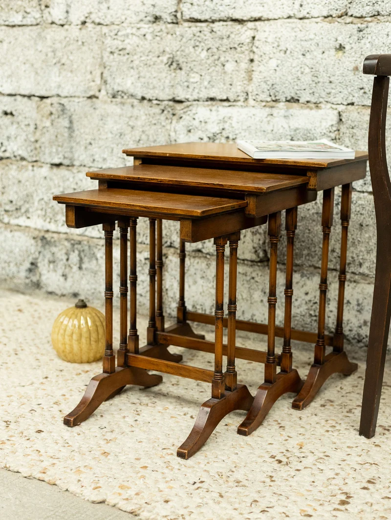 Barbara, la table gigogne aux pieds en bois tourné N°182