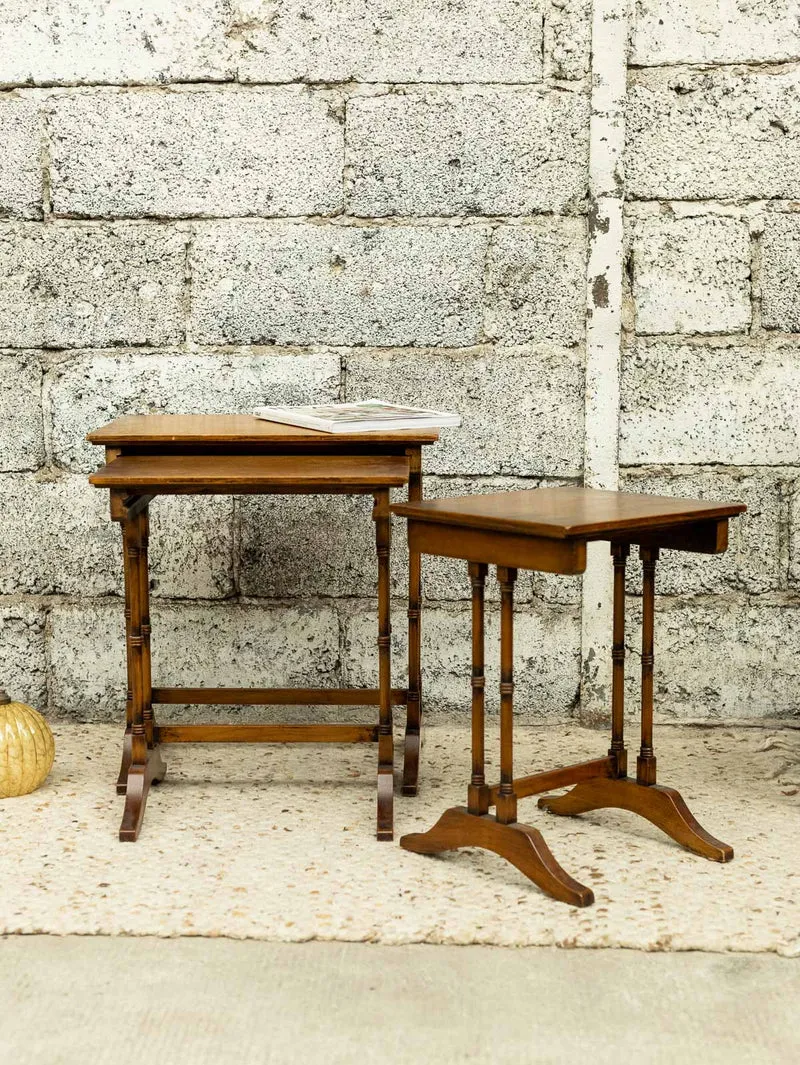Barbara, la table gigogne aux pieds en bois tourné N°182