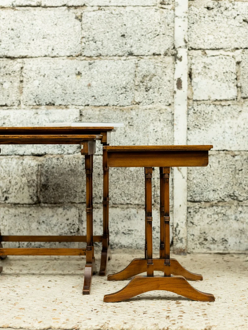 Barbara, la table gigogne aux pieds en bois tourné N°182