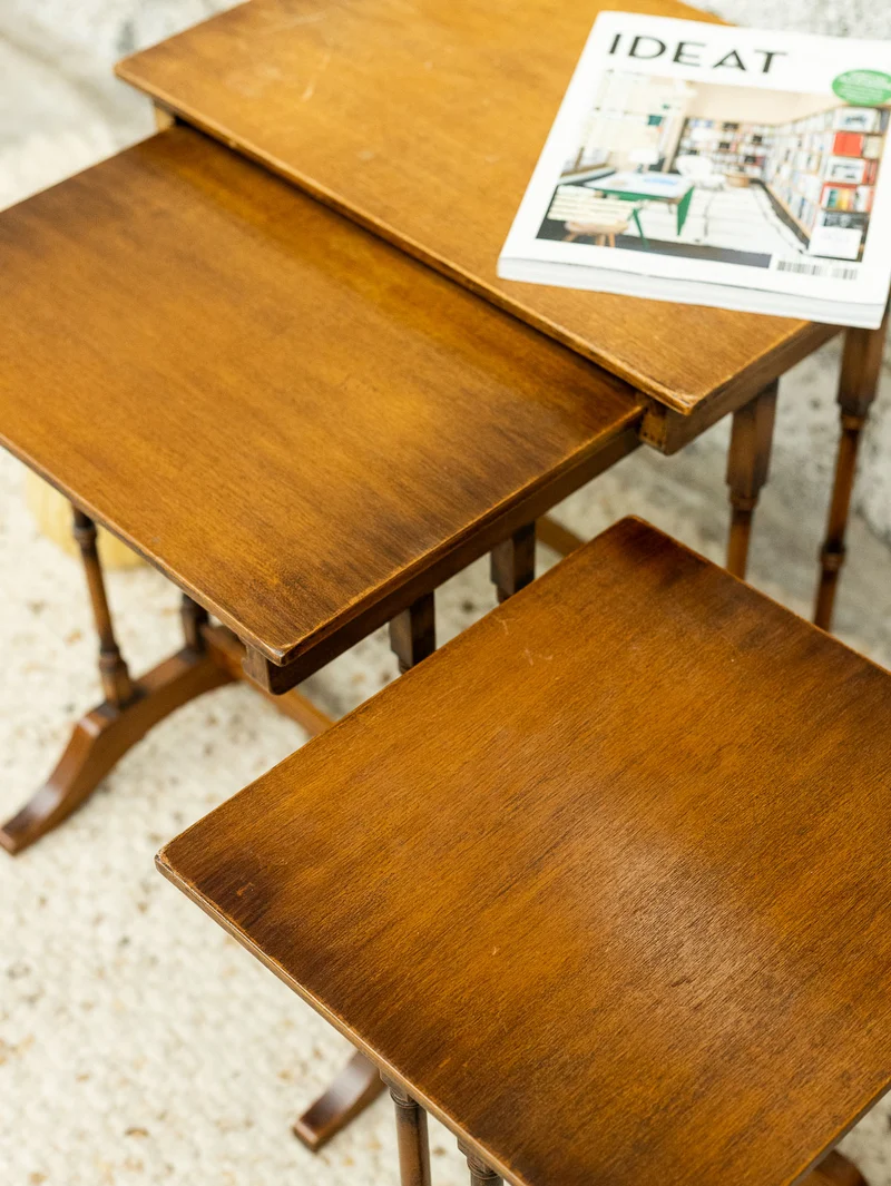 Barbara, la table gigogne aux pieds en bois tourné N°182